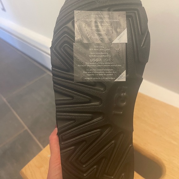 NIB KIDS UGG Classic Mini II Boot (Black) SZ 4 ***JUST IN TIME FOR THE HOLIDAYS! - Picture 5 of 5